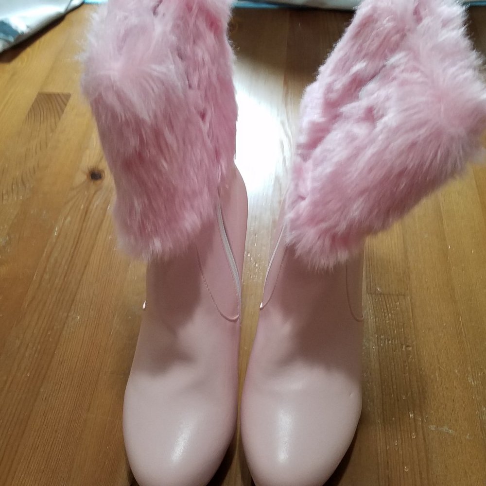 Light pink  boots x fur trim.( NWOT)